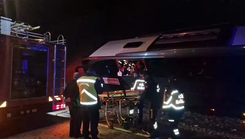 Festival Dönüşü Kanlı Kaza: 23 Yaralı Tur Otobüsü Devrildi