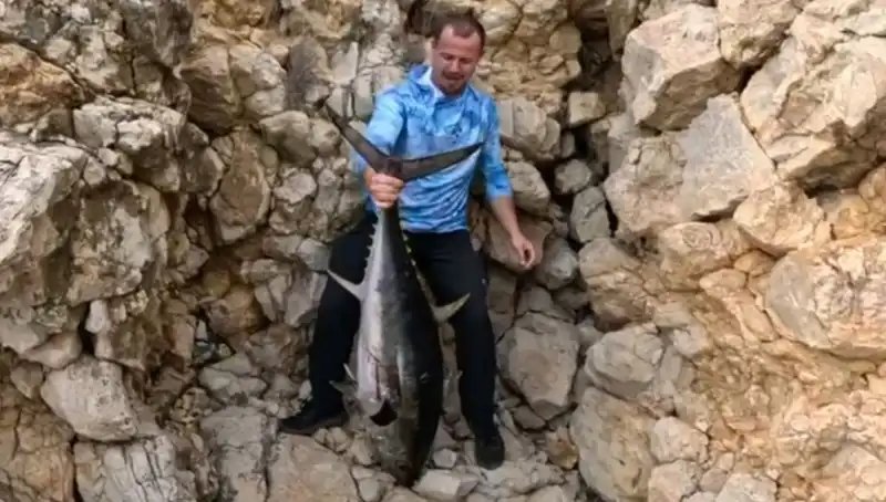 Saros Koyları'nda Zamansız Mücadele: 30 Kilo Balık Oltaya Takıldı