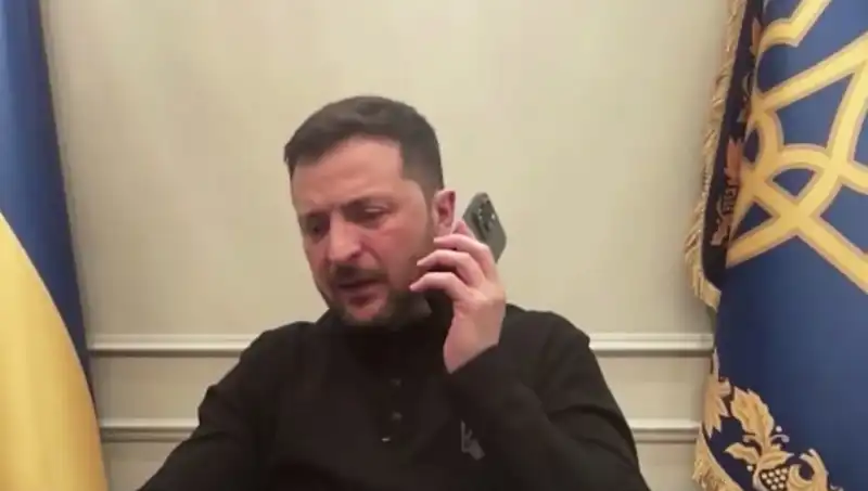 Zelenski’nin Basın Toplantısında Macron'un Sıra Dışı Telefon Görüşmesi