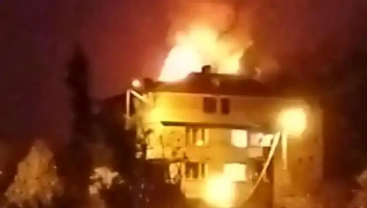 Elazığ’da Saman Dolu Çatıyangını Mahalle Sakinlerini Sokağa Döktü