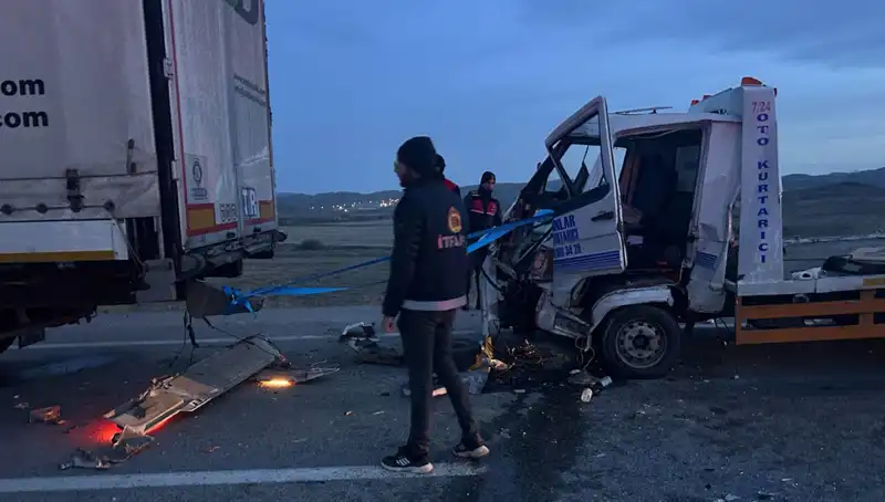 Korkunç Kaza: Yolda Durup Yardım Edenlere Çarpan Çekici!