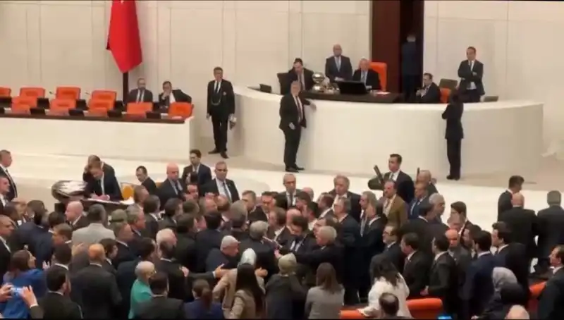 Mecliste Kavga! Emekli İkramiyesi Meselesi Gerginlik Yarattı