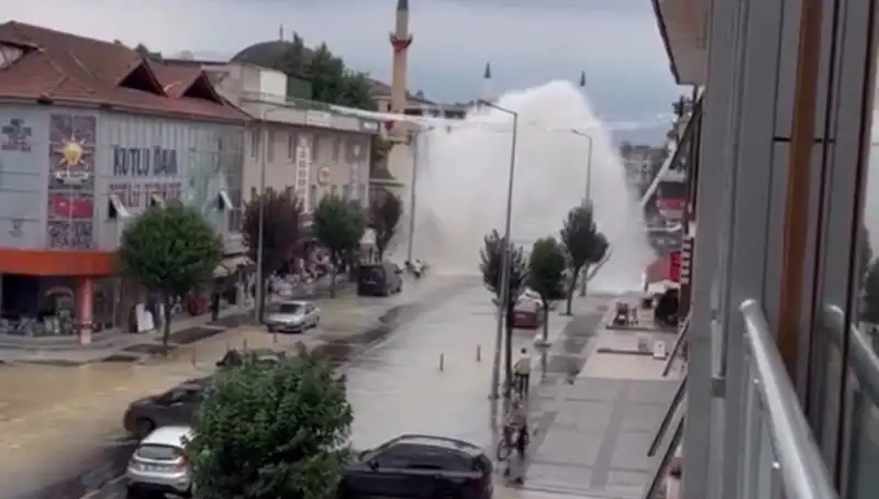 Sel Felaketi: İçme Suyu Hattı Patladı, Şehir Sular Altında Kaldı