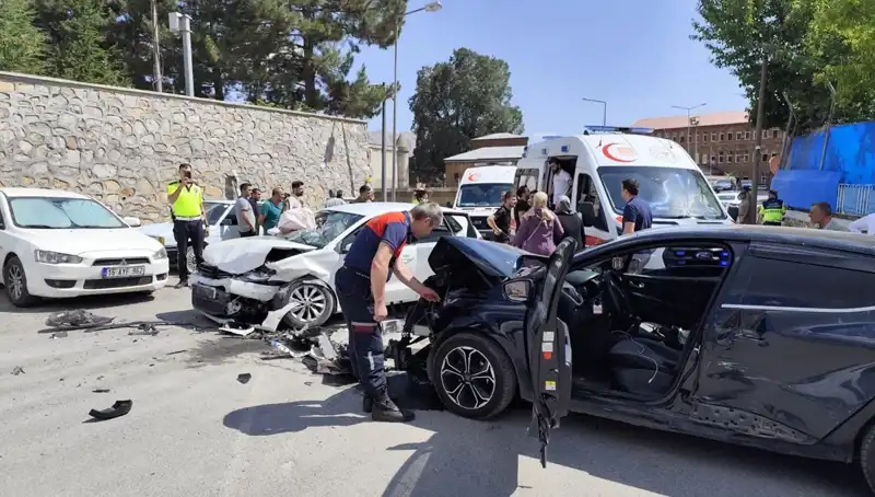 Bitlis'te Trafik Faciası: İki Otomobilin Çarpıştığı Kazada 10 Yaralı