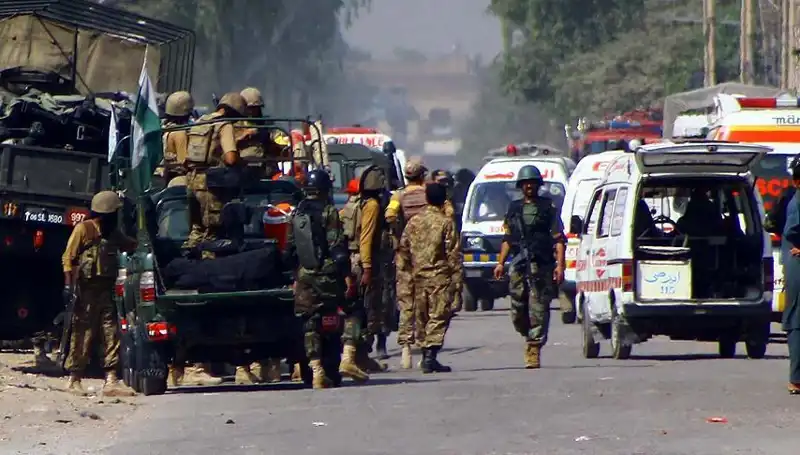 Pakistan'da Camide Bombalı Saldırı: Dört Yaralı, Güvenlik Endişeleri Artıyor