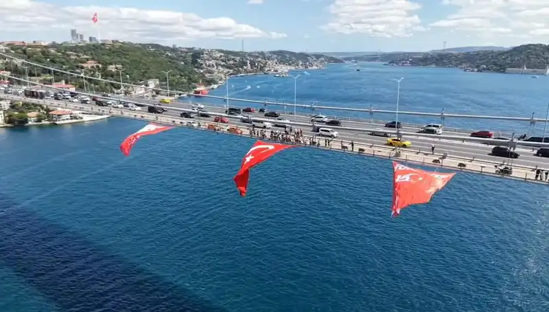 Türk Bayrağı, Uluslararası Köprüde Dalgalanıyor: Kilo Kilo Şan!