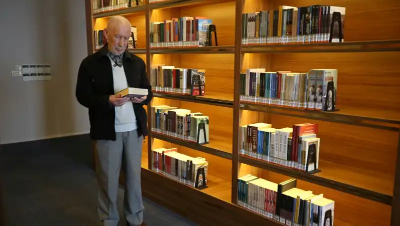 71 Yıldır Okuma Tutkusunu Sürdüren 8 Yaşındaki Kitapseverin Hikayesi