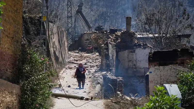 İzmir ve Bilecik’te Yangın Felaketi: 415 Bina Küllerine Karıştı!