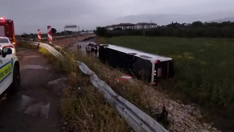Manisa'da Yolcu Otobüsü Kazası: Çok Sayıda Yaralı ve Acil Durum