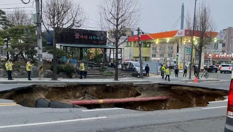 Güney Kore’de Dev Çukur Motosikleti Yuttu: Kaybolan Sürücü ve Yaralı Yol Arkadaşı