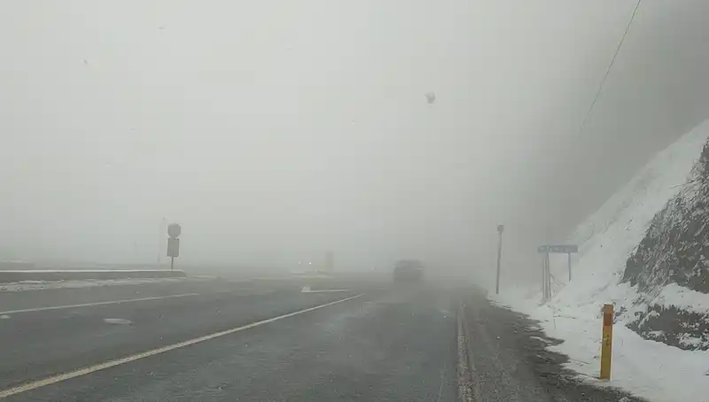 Bolu Dağı'nda Yoğun Kar ve Sis, Ulaşımda Zorluklar Başgösterdi