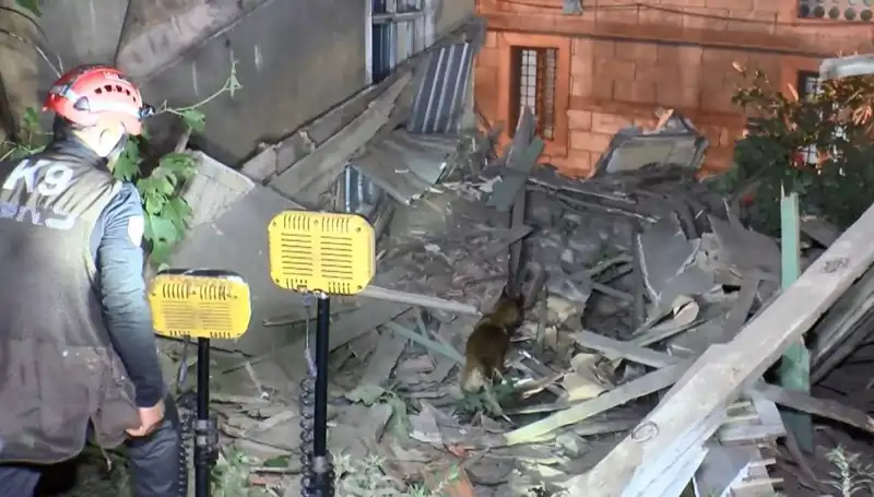 İstanbul'da Deprem Sonrası Çöken Bina, Vatandaşları Sarsmaya Devam Ediyor