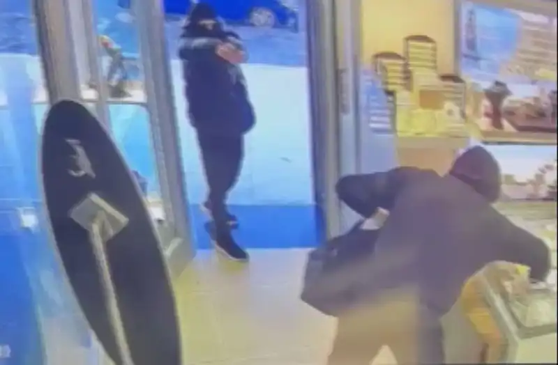 Ümraniye'de Korkunç Soygun Girişimi: Maskeli 5 Kişi Silahlarla Ortalığı Karıştırdı