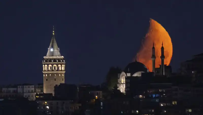 İstanbul'da Yarım Ay Geceye Damga Vurdu: Doğa Olayı Göz Kamaştırdı