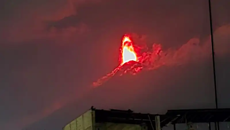 Fuego Yanardağı Patladı: 30 Bin Kişi Tahliye Ediliyor, Neler Oluyor?