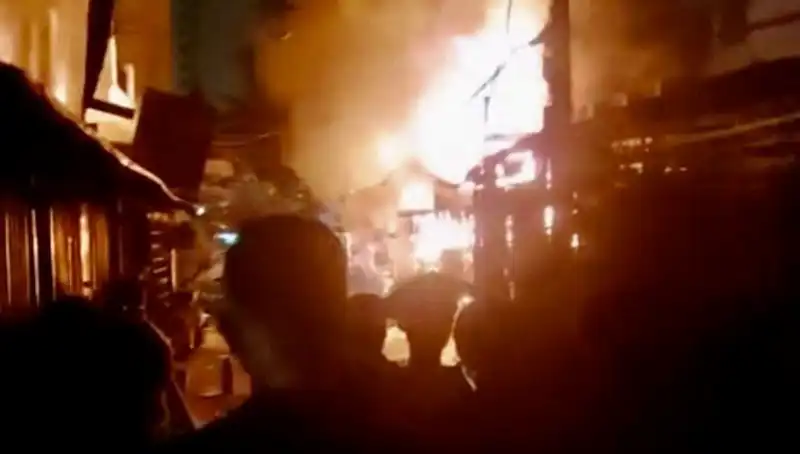 Vietnam'da Korkunç Yangın: Sekiz Kişi Hayatını Kaybetti, Soru İşaretleri Havada!
